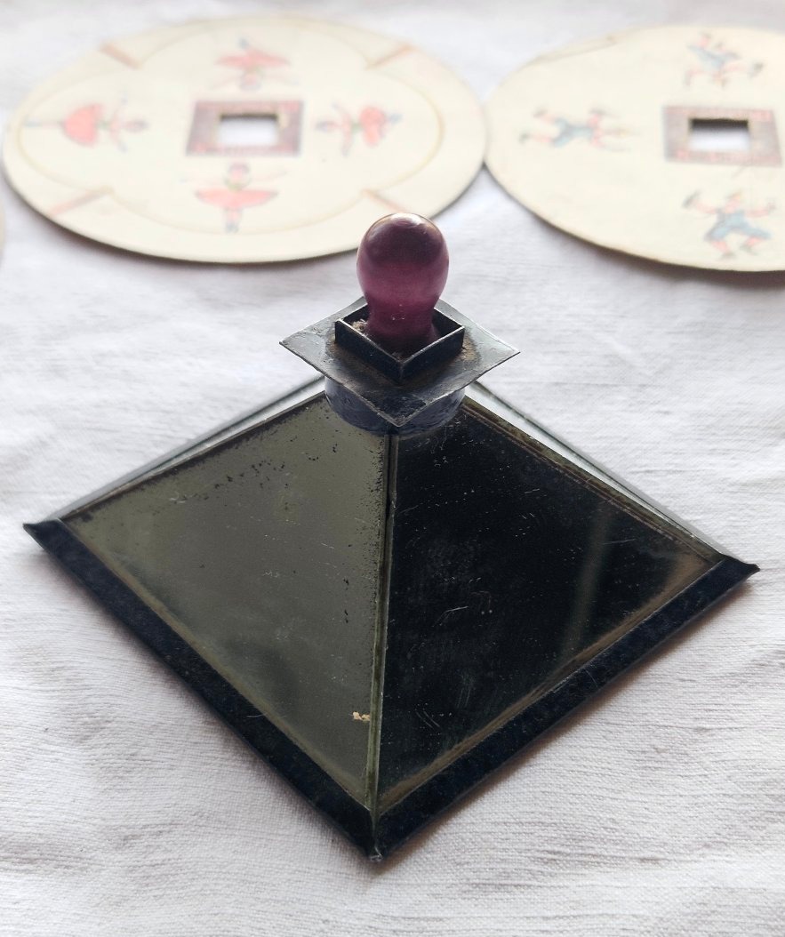 Emile Reynaud: The Puppet Spinning Top And 9 Cardboard Cuts -photo-3