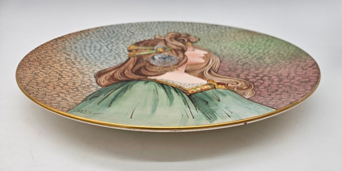 Grand plat Art Nouveau à décor de femme en faïence de Longchamp -photo-1