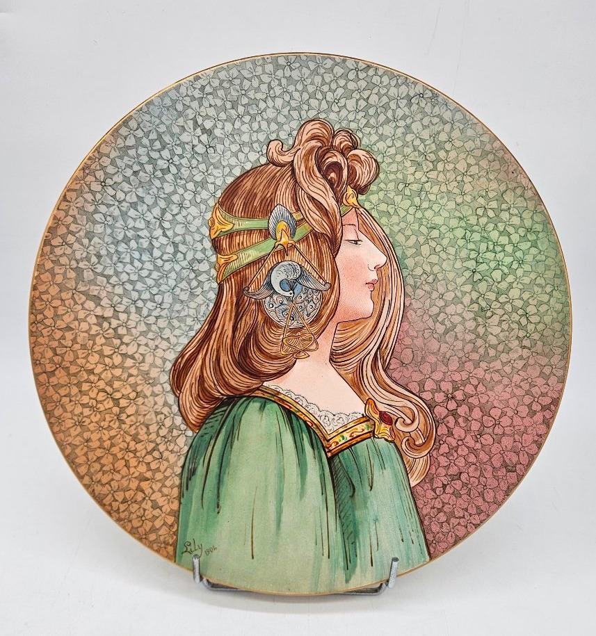 Grand plat Art Nouveau à décor de femme en faïence de Longchamp 