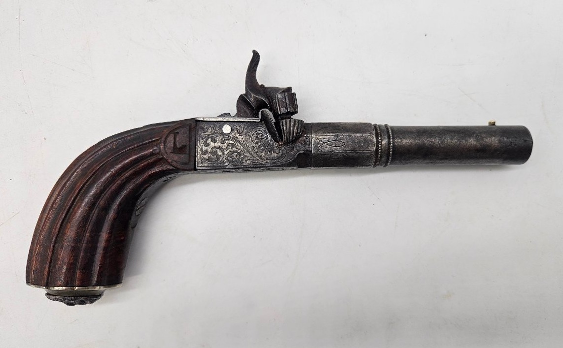 Pistolet à coffre à balle forcée décoré tête de Bacchus 19ème 