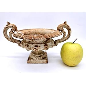 Ancien petit vase Medicis en fonte à patine blanche 