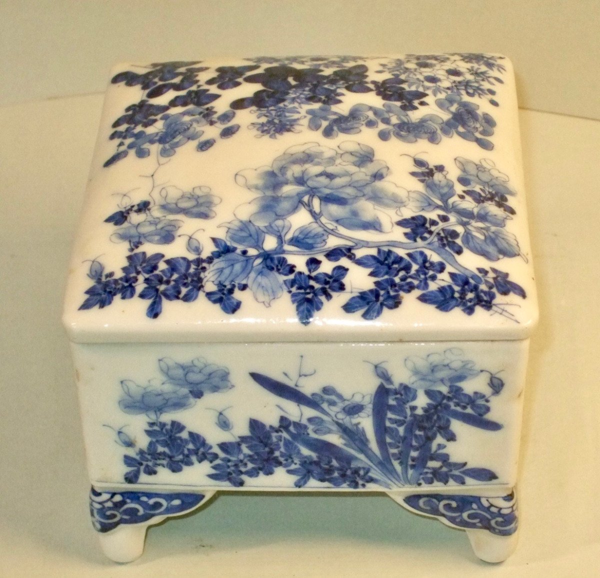 Nineteenth Seto Japan Porcelain Box-photo-2