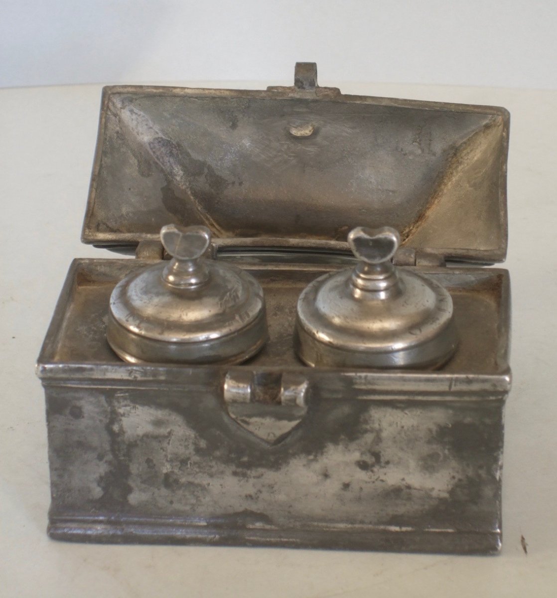 Boite à Saintes Huiles En Etain XVIIè-photo-3