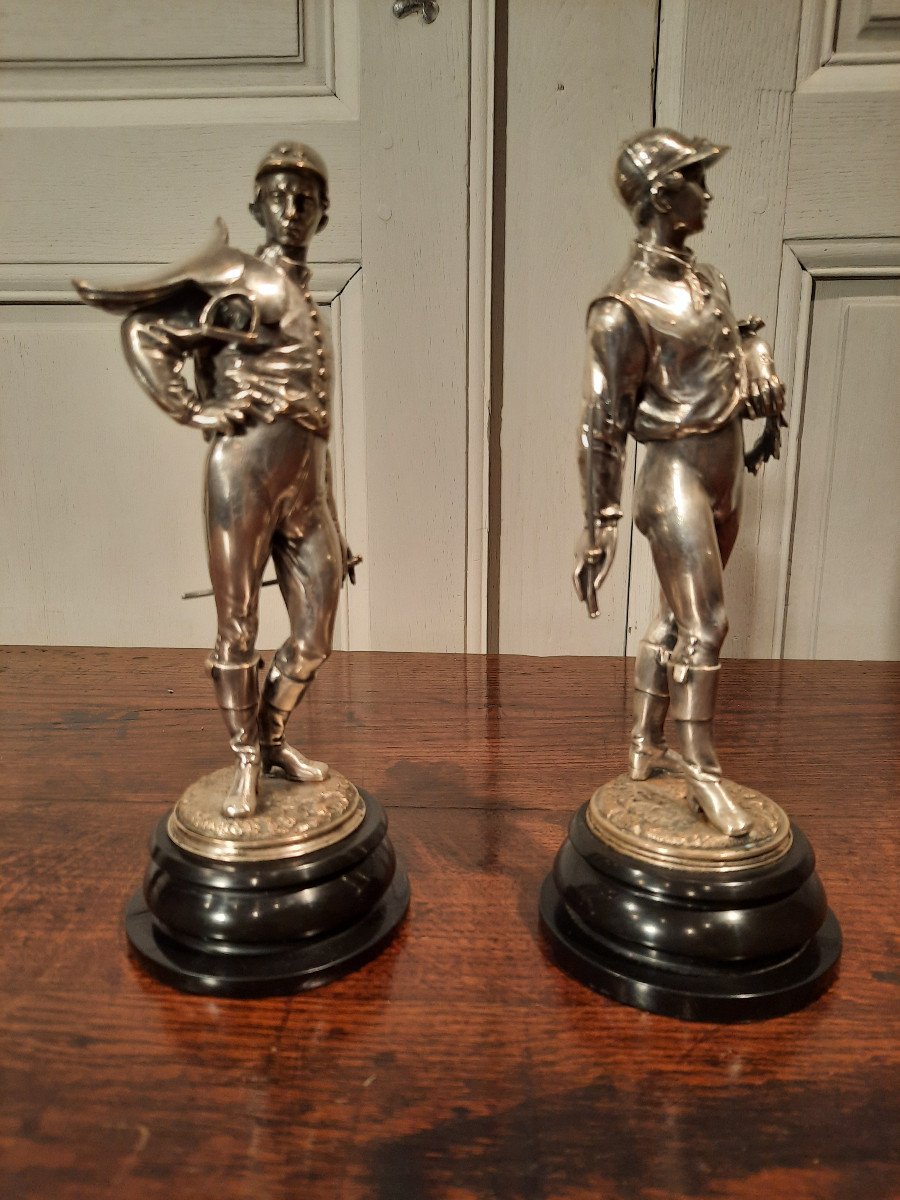 Deux Sculptures En Bronze Argenté Représentant Des Jockeys. Signé Lalouette.-photo-2