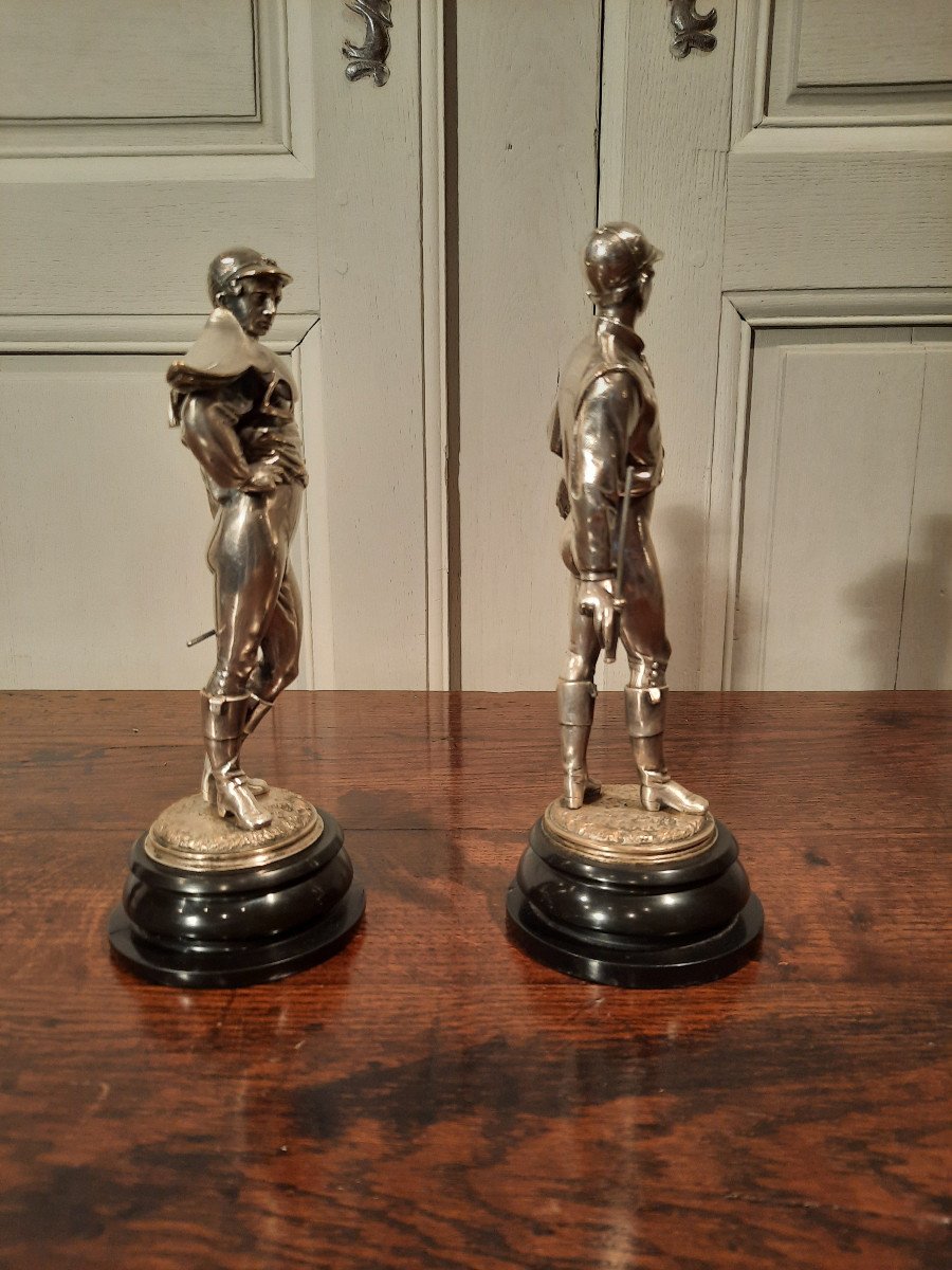 Deux Sculptures En Bronze Argenté Représentant Des Jockeys. Signé Lalouette.-photo-2