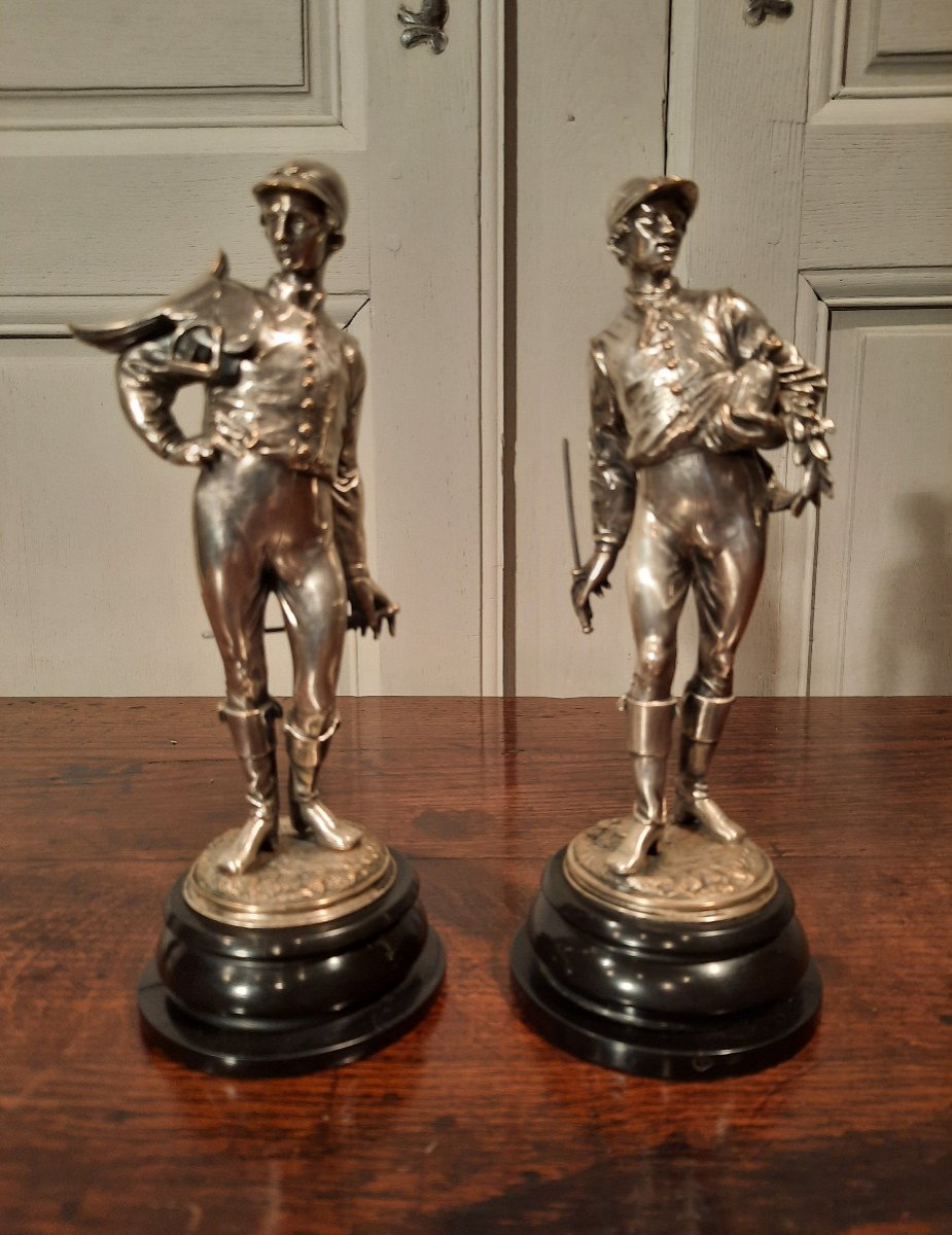 Deux Sculptures En Bronze Argenté Représentant Des Jockeys. Signé Lalouette.