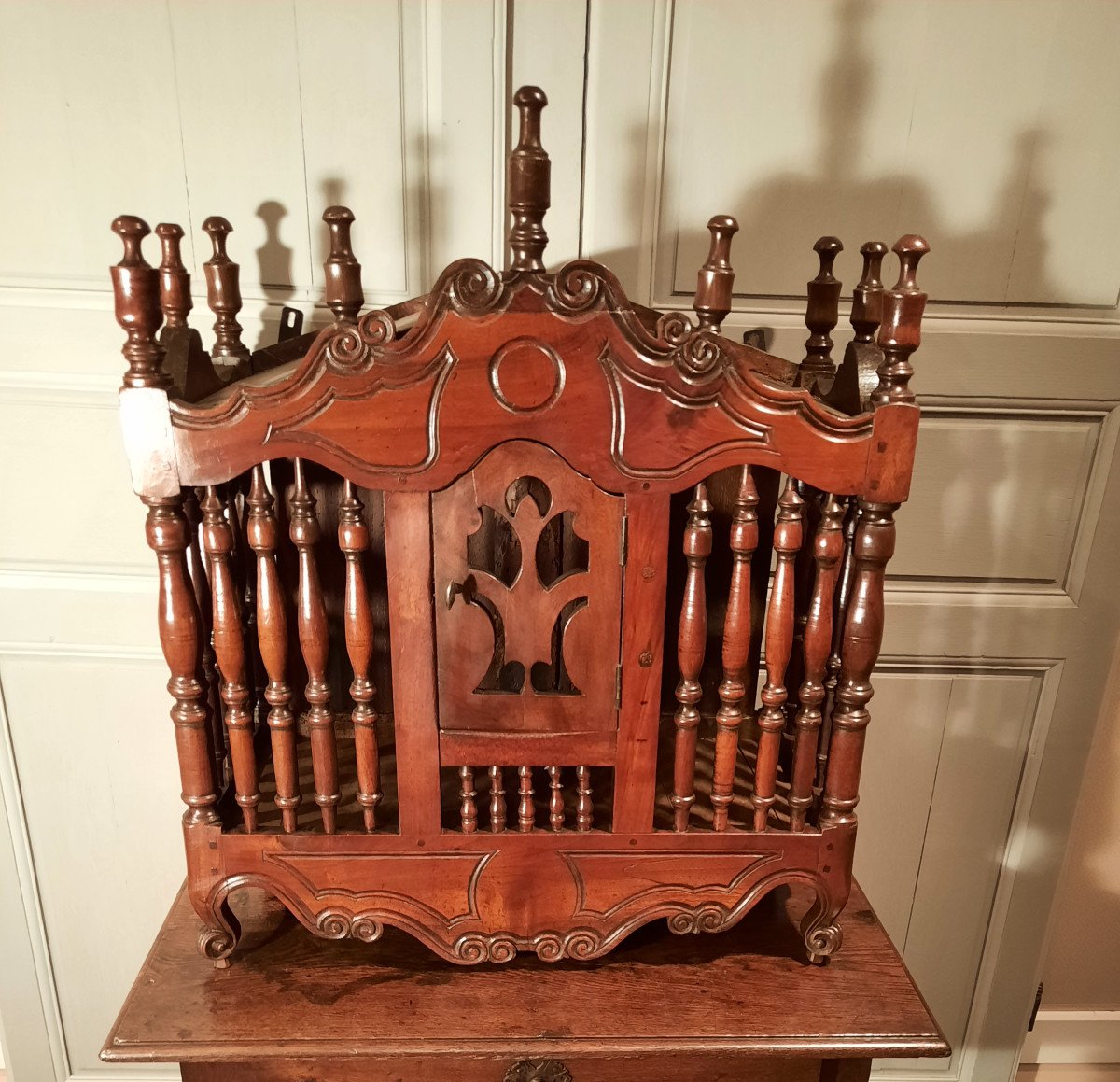 Provençal Panetière In Molded And Carved Walnut From The Eighteenth Century.