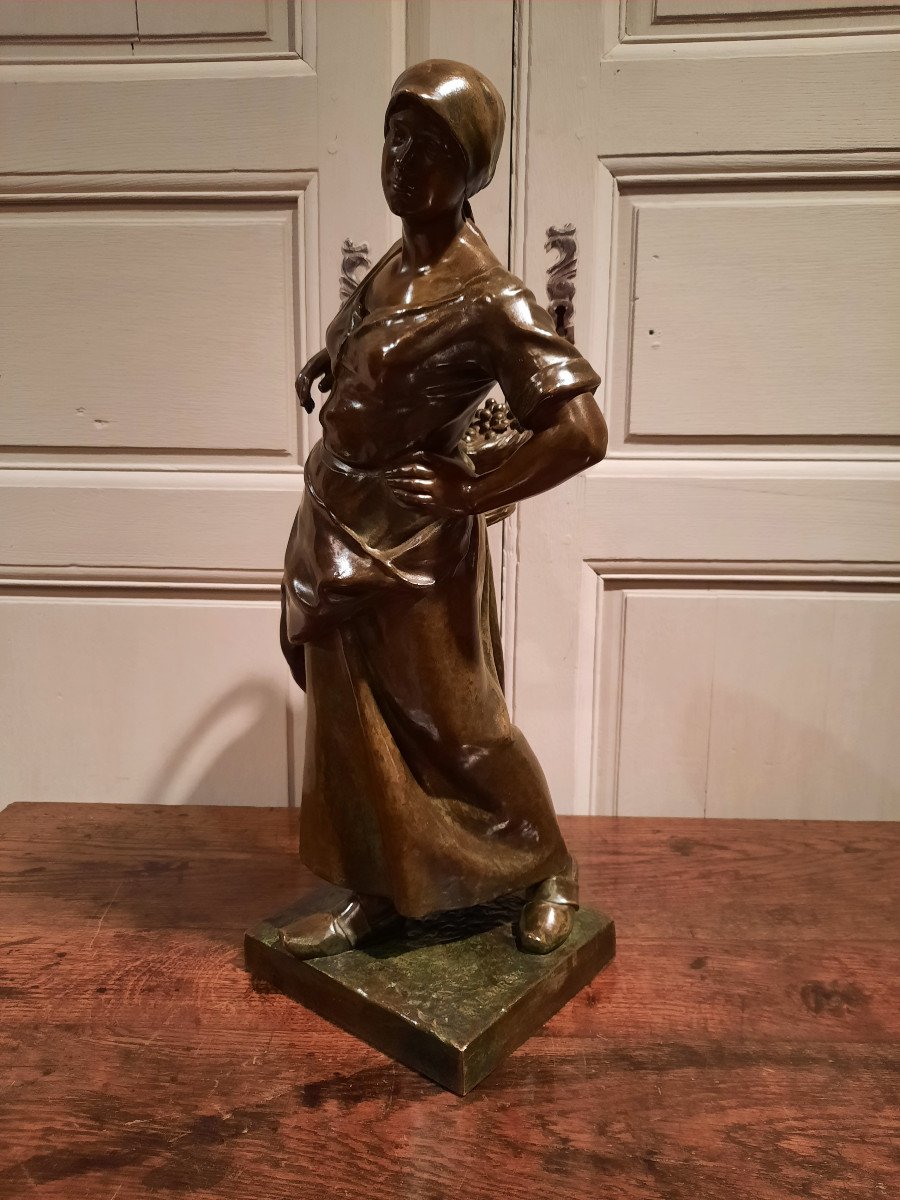 Bronze Représentant « La Vendangeuse » Signé Antonin Larroux (1859-1937).-photo-3