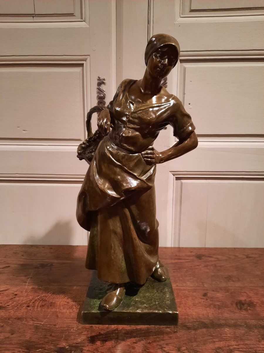 Bronze Représentant « La Vendangeuse » Signé Antonin Larroux (1859-1937).