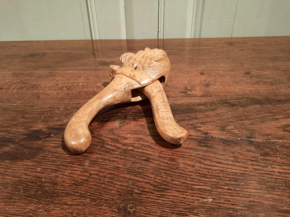 Casse-noix Zoomorphe En Noyer, Représentant Une Tête De Chien.-photo-3