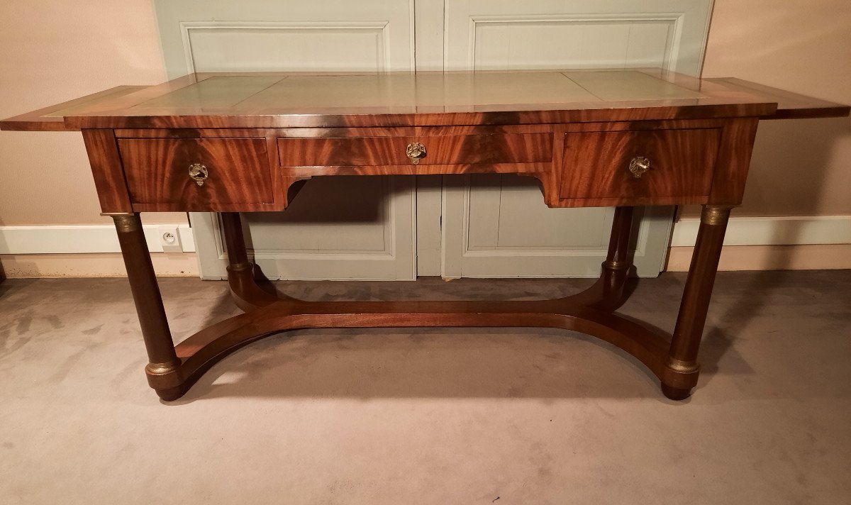 Bureau Plat En Acajou à Deux Tirettes Latérales, De Style Empire Et D’époque XIXème Siècle.