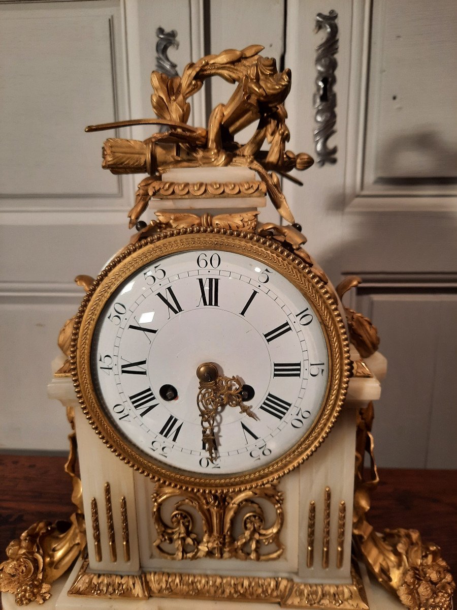 Louis XVI Style Clock In Gilt Bronze And Onyx From The 19th Century.-photo-2