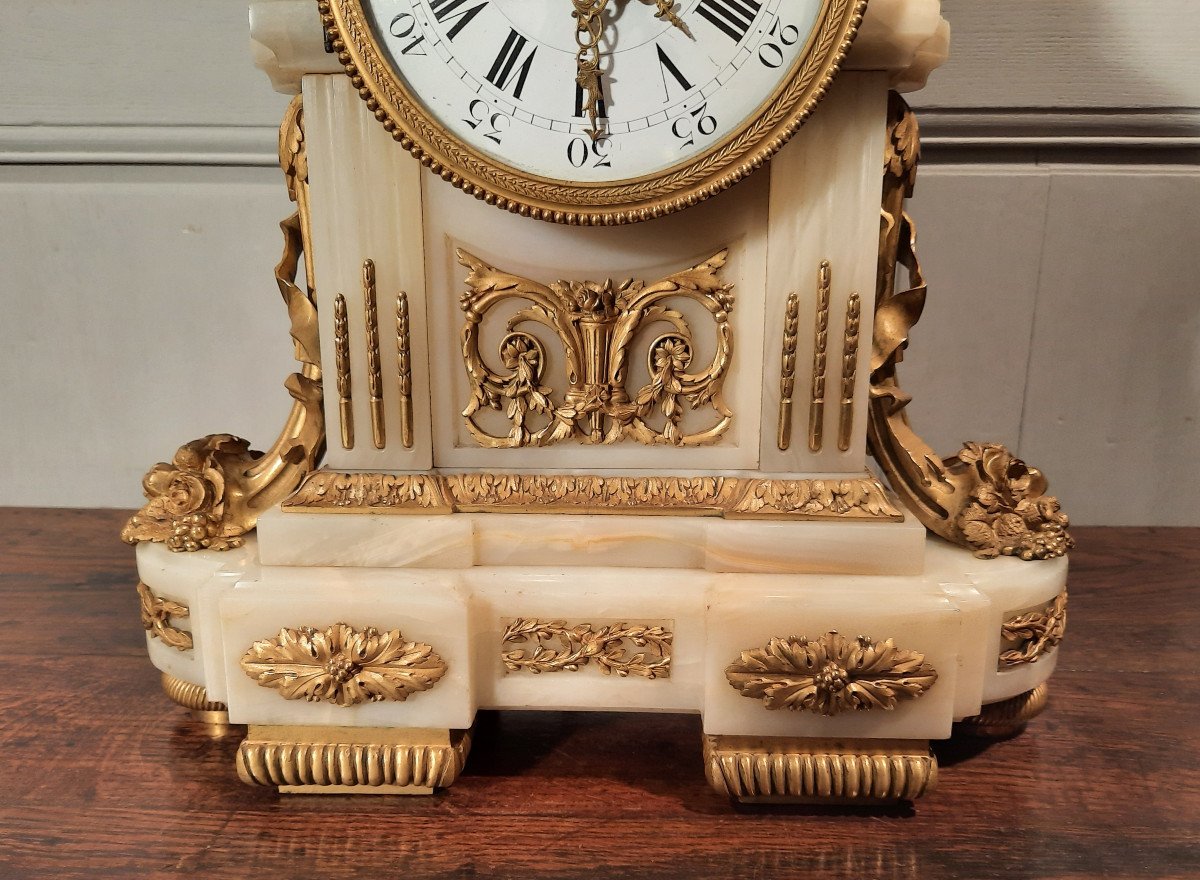 Louis XVI Style Clock In Gilt Bronze And Onyx From The 19th Century.-photo-3