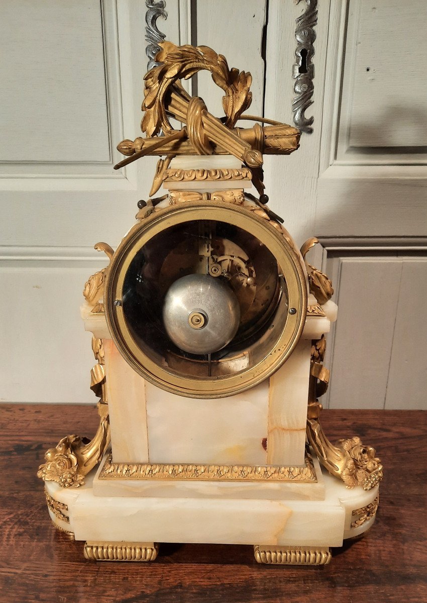 Louis XVI Style Clock In Gilt Bronze And Onyx From The 19th Century.-photo-1