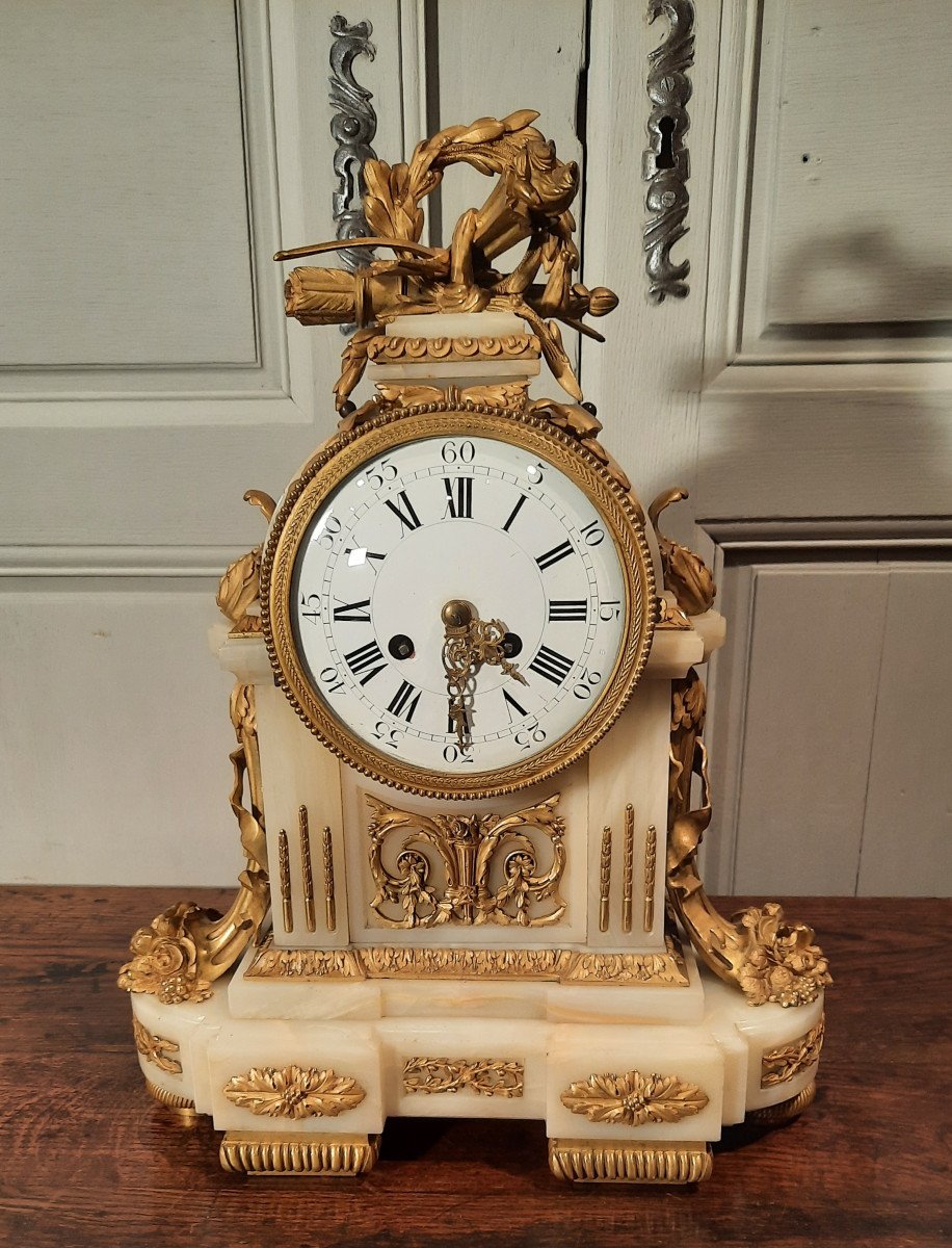 Louis XVI Style Clock In Gilt Bronze And Onyx From The 19th Century.