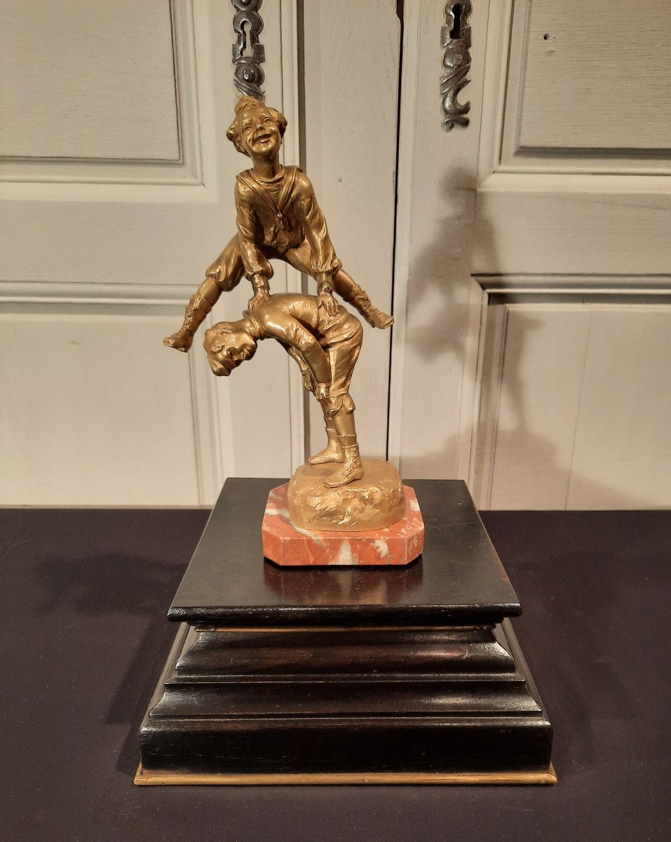 Bronze Doré Représentant Deux Enfants Jouant à Saute-mouton.-photo-8