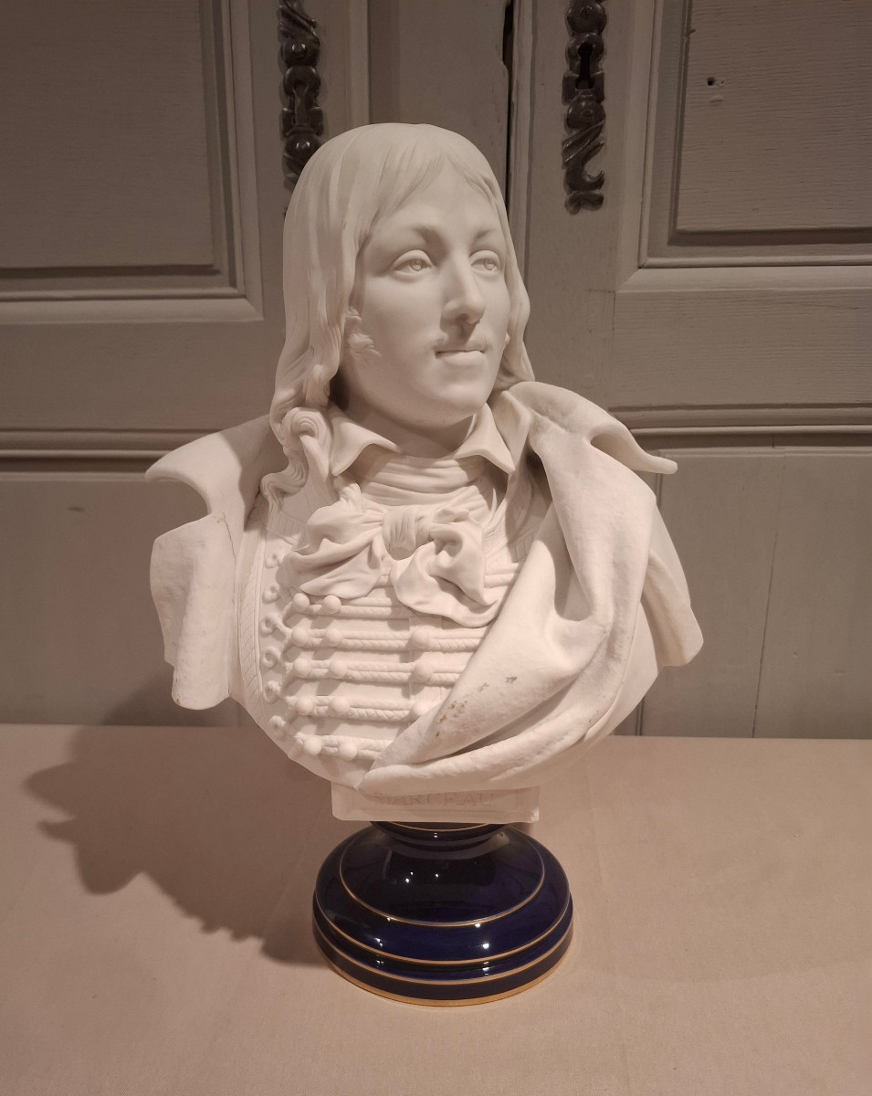 Buste en  biscuit de Sévres représentant le Général Marceau