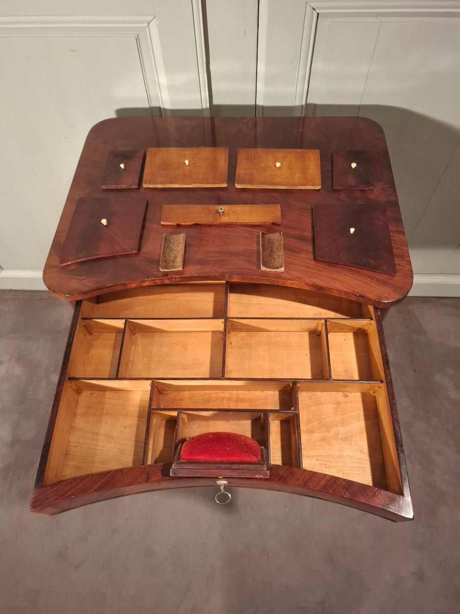 Travailleuse en acajou d’époque milieu du XIXème siècle.-photo-1