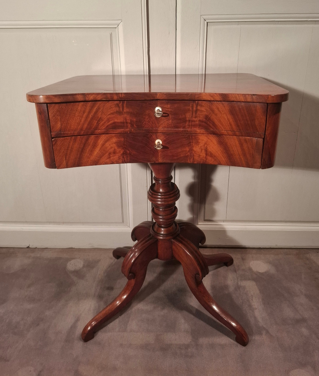 Travailleuse en acajou d’époque milieu du XIXème siècle.