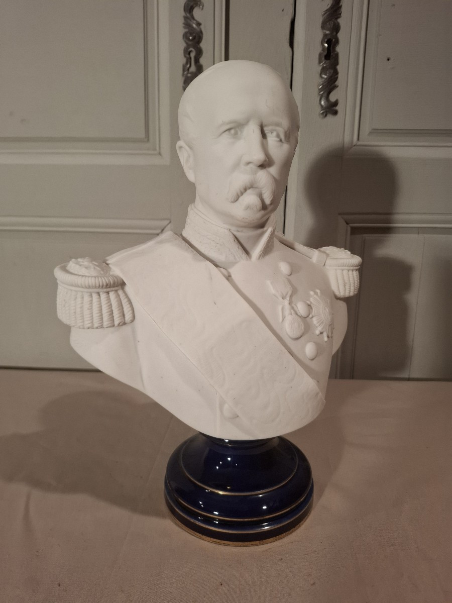 Sèvres buste en biscuit de Patrice de Mac Mahon, signé « Forgeot 1874 », époque fin du XIXème .-photo-1