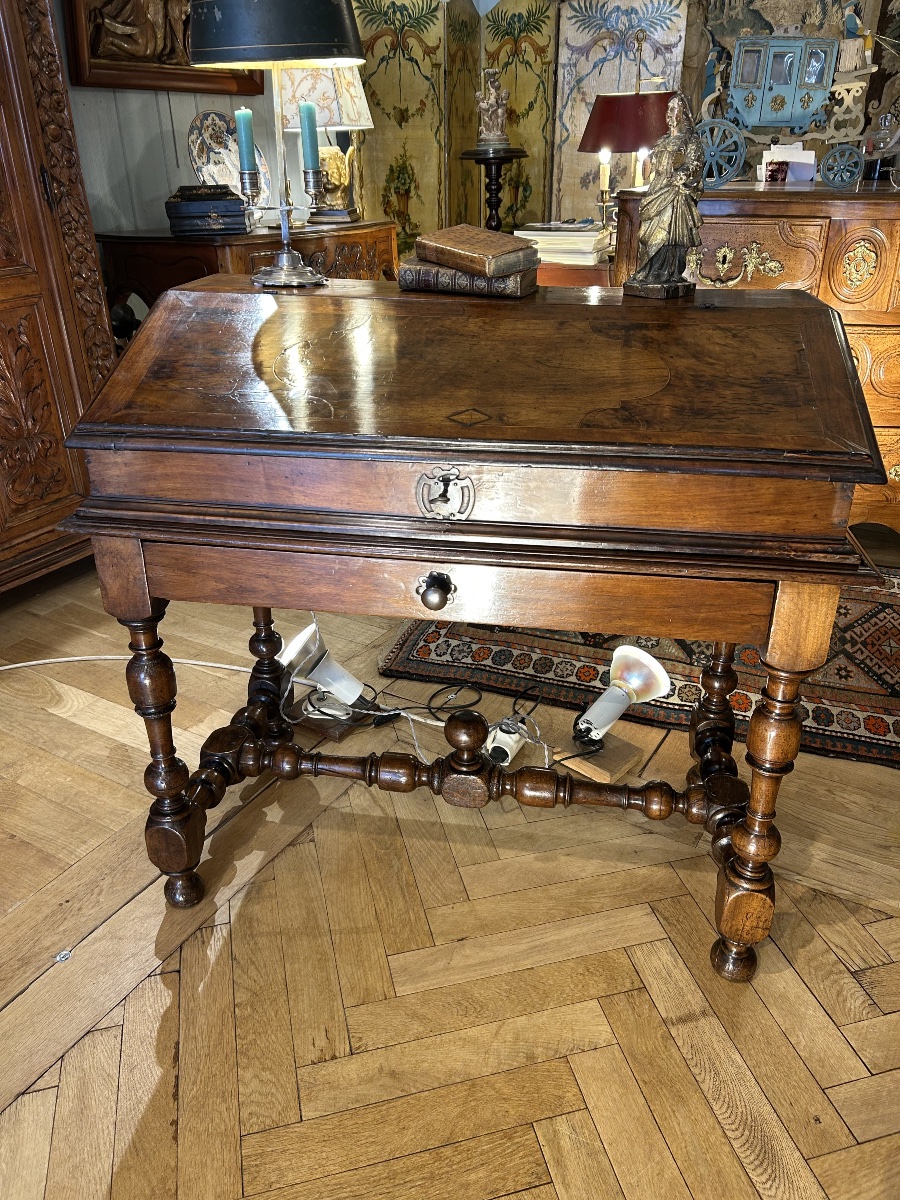 Bureau de voyage noyer epoque XVIIeme