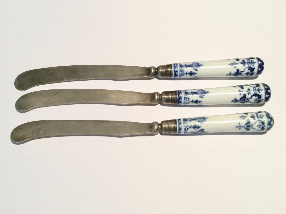3 Knives In Soft Porcelain From Saint-cloud, Eighteenth Century, Silver Blades.-photo-3
