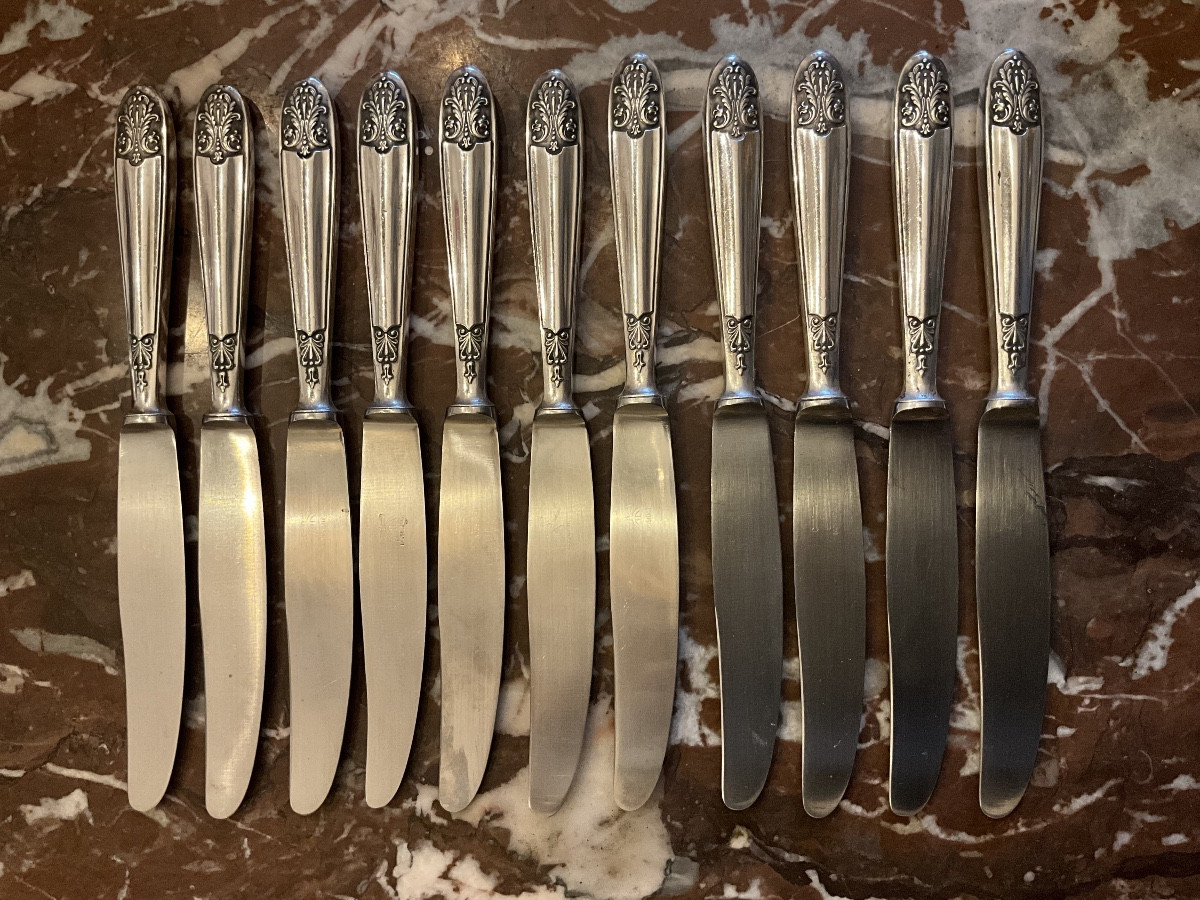 11 couteaux à dessert . Manches en argent fourré ,  800/1000 .  Italie .  Orfèvres Clementi 