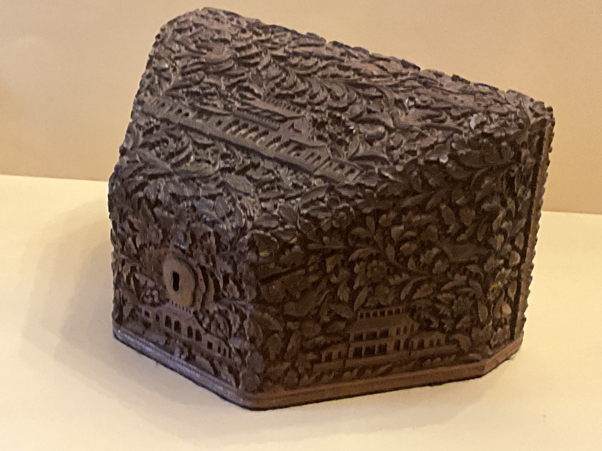 Boîte à lettres Anglo-Indienne  , bois de santal sculpté . XIXe siècle -photo-2