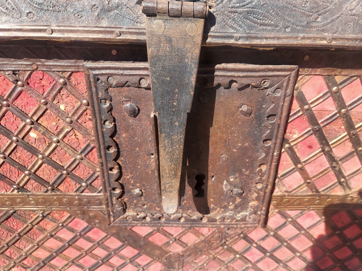 Italian Travel Chest, 17th Century, Wood, Red Leather, And Iron -photo-2