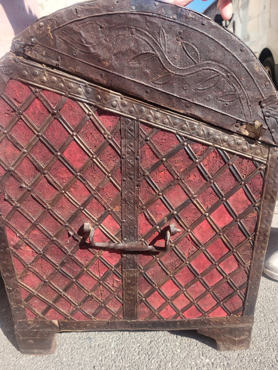 Italian Travel Chest, 17th Century, Wood, Red Leather, And Iron -photo-3