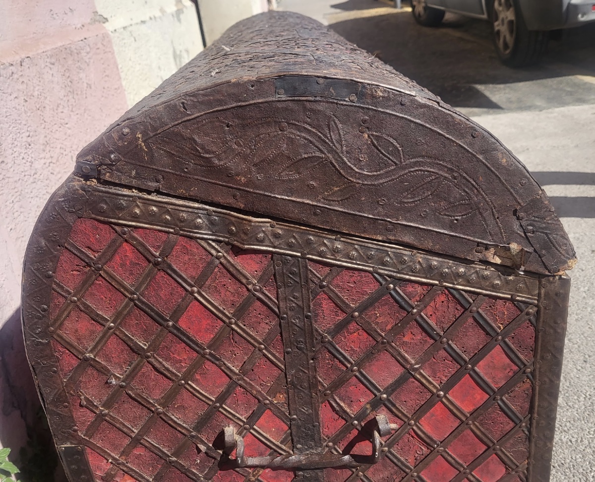 Italian Travel Chest, 17th Century, Wood, Red Leather, And Iron -photo-1