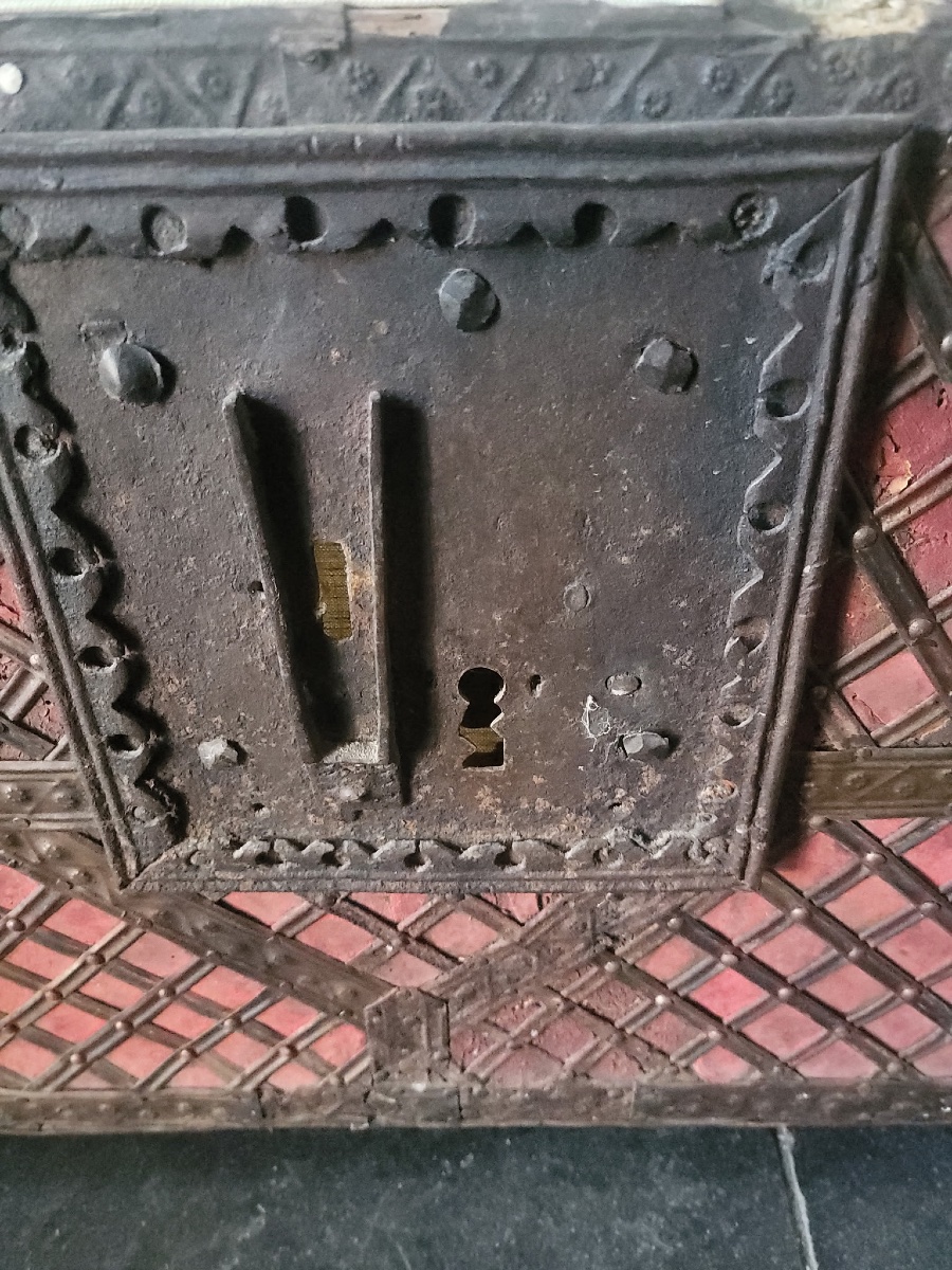Italian Travel Chest, 17th Century, Wood, Red Leather, And Iron -photo-4