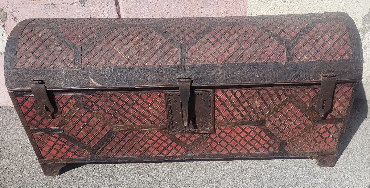 Italian Travel Chest, 17th Century, Wood, Red Leather, And Iron 