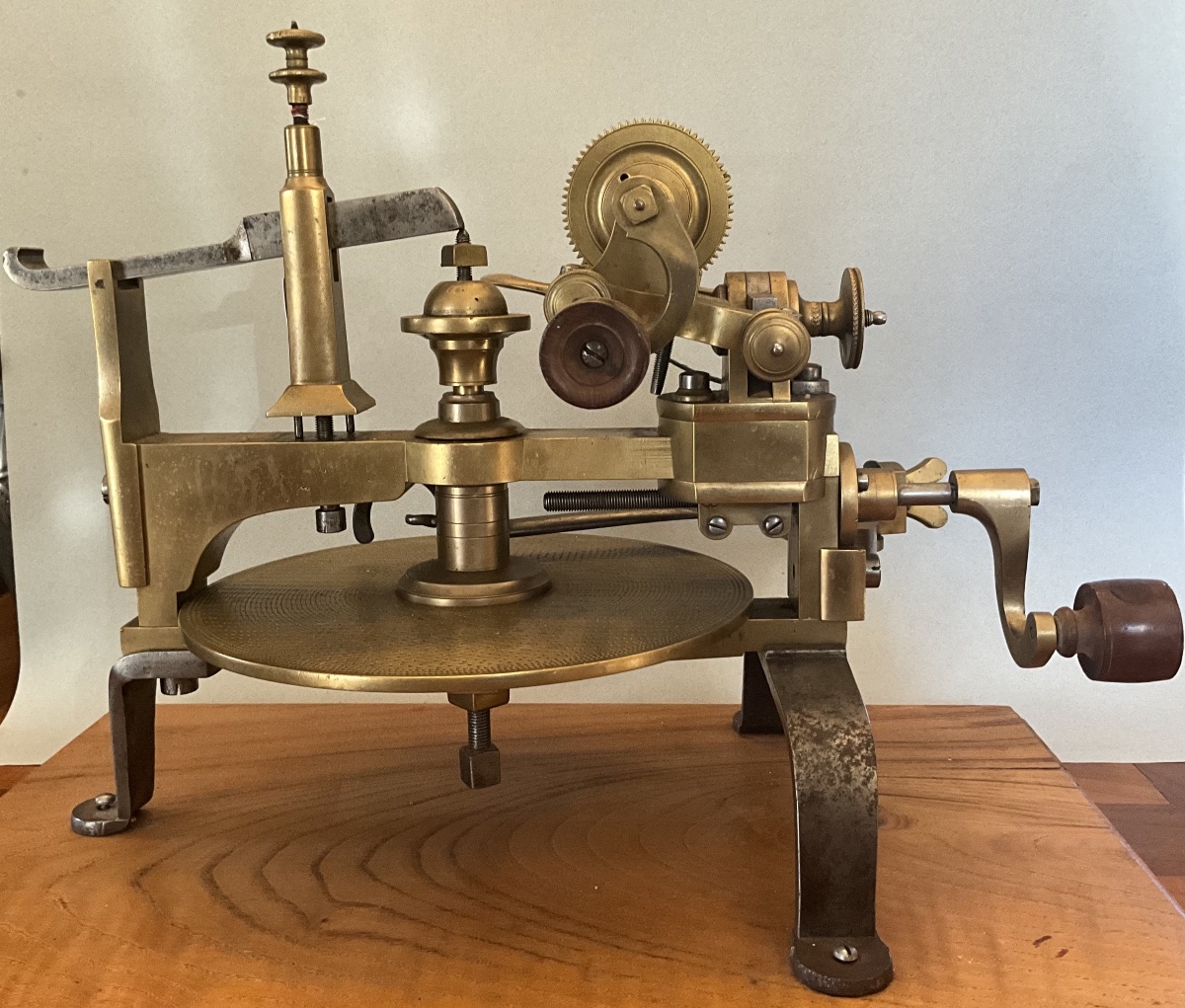 Grande machine à tailler ou fendre le roues , laiton et fer . Début XIXe siècle .-photo-2