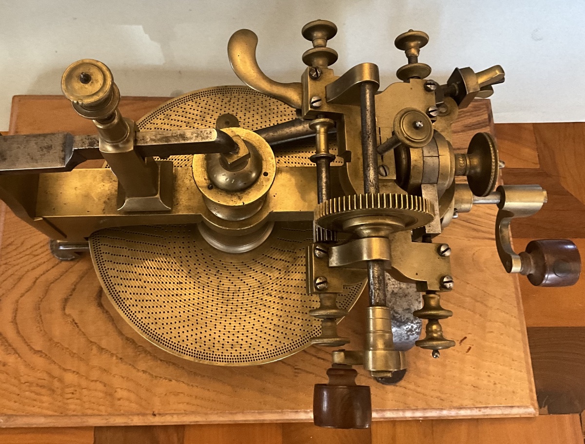 Grande machine à tailler ou fendre le roues , laiton et fer . Début XIXe siècle .-photo-3