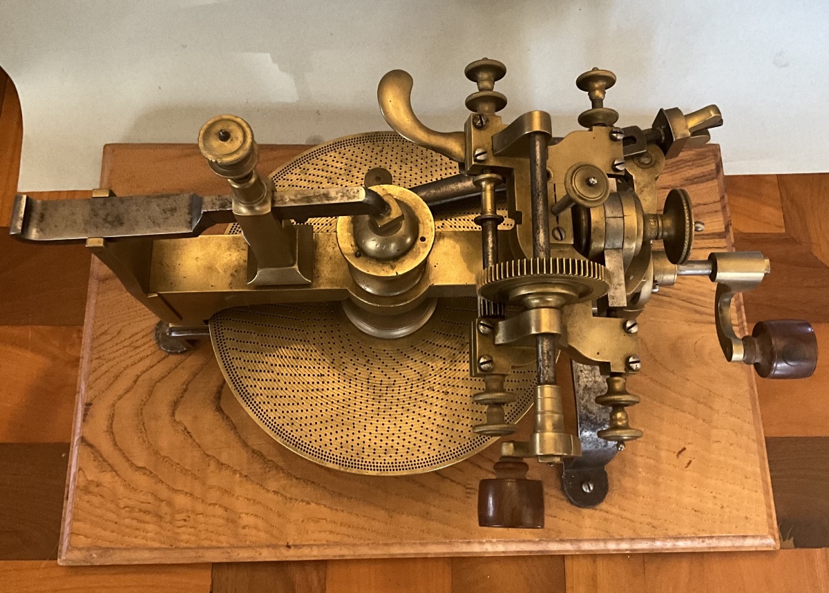 Grande machine à tailler ou fendre le roues , laiton et fer . Début XIXe siècle .-photo-4