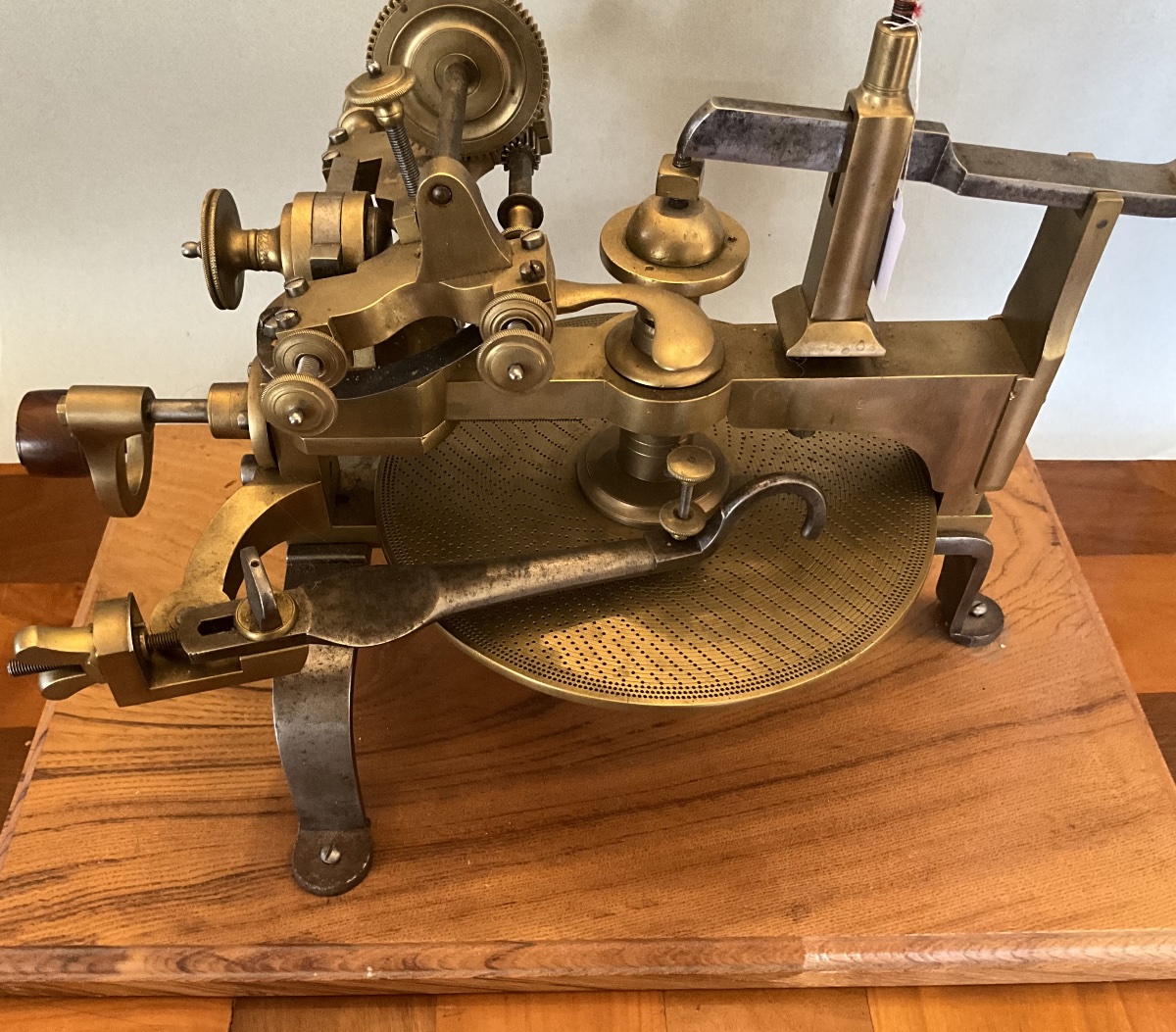 Grande machine à tailler ou fendre le roues , laiton et fer . Début XIXe siècle .-photo-6