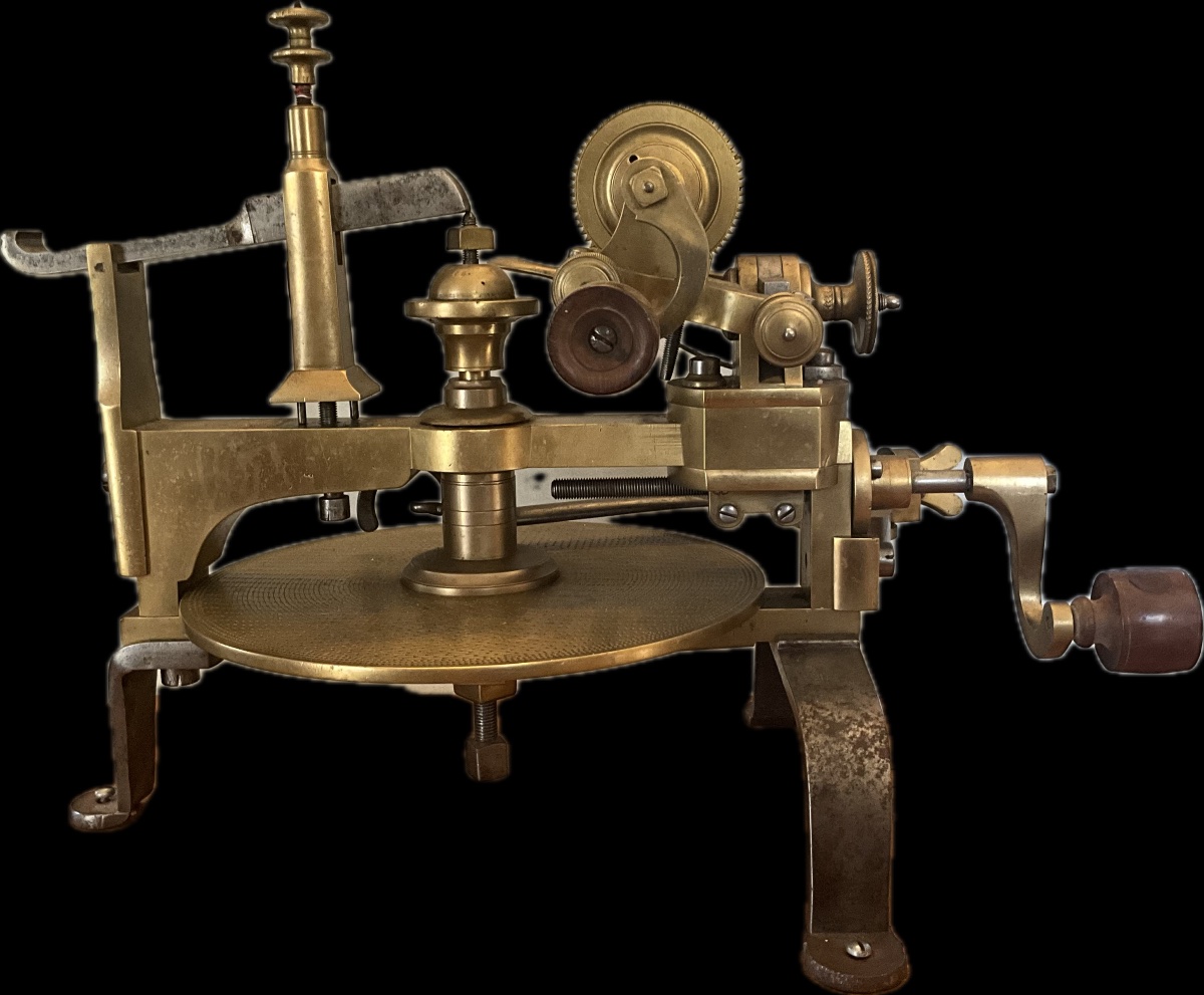 Grande machine à tailler ou fendre le roues , laiton et fer . Début XIXe siècle .