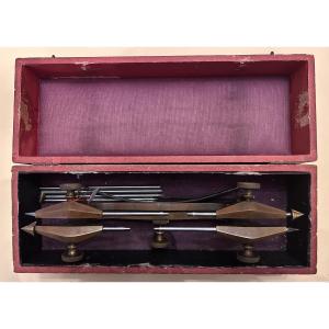 Grand compas d’engrenage . Outil d’horloger ancien .