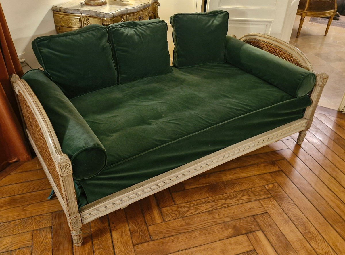Lit de repos style Louis XVI laqué gris et canné