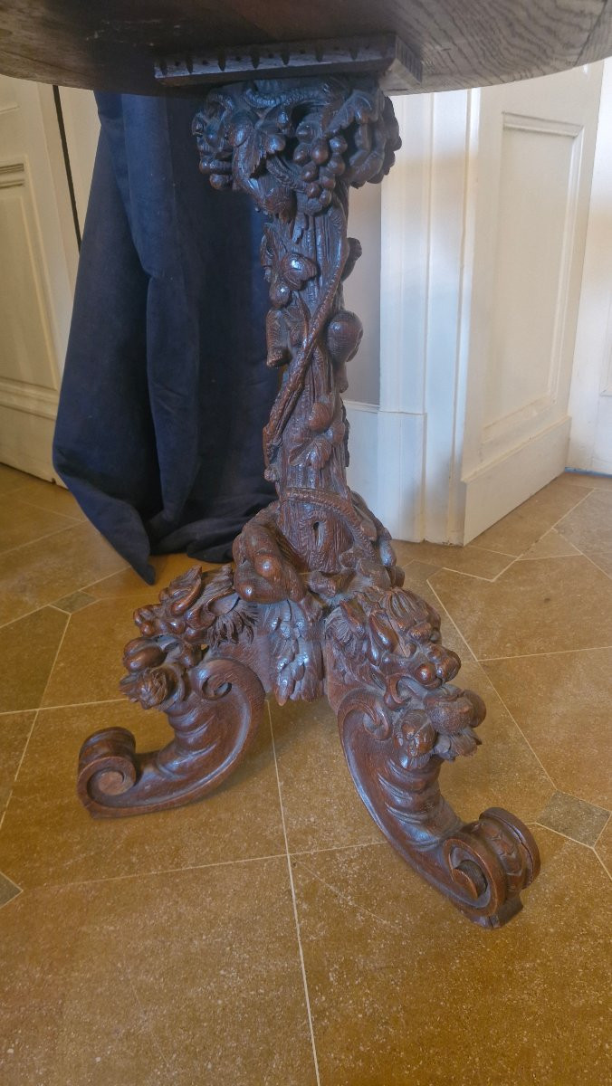 A Carved Wooden Side Table In The Renaissance Style, Decorated With Cherubs. -photo-5