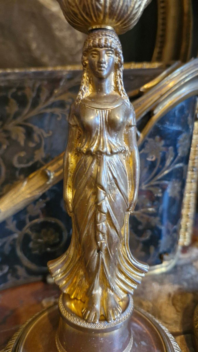 Paire de bougeoirs en bronze, cariatide -photo-2