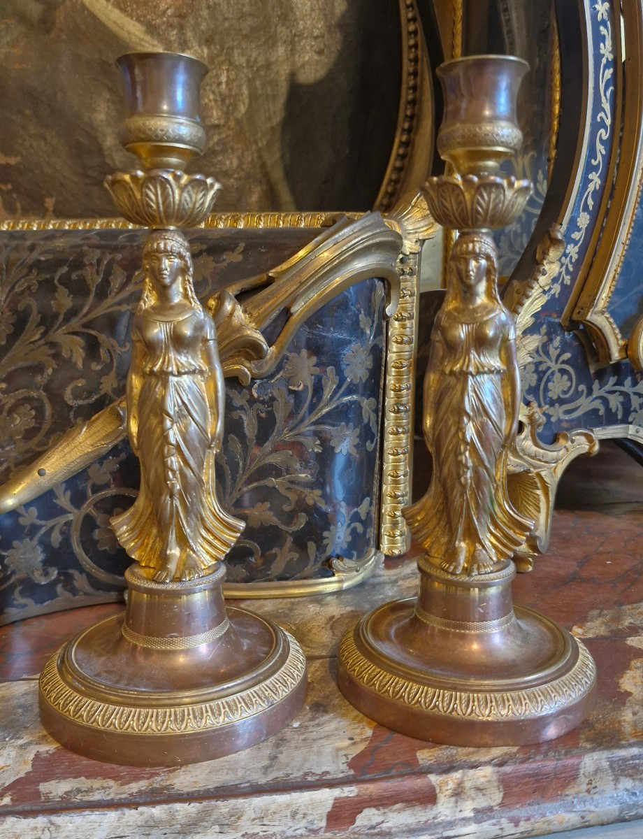 Paire de bougeoirs en bronze, cariatide 