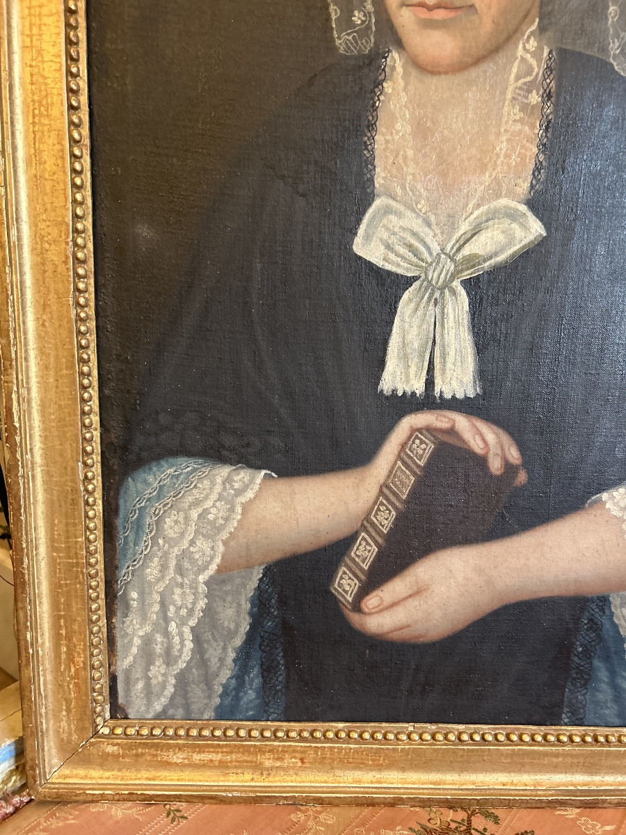 Portrait de femme  en habit de dentelle XVIIIe siècle -photo-2