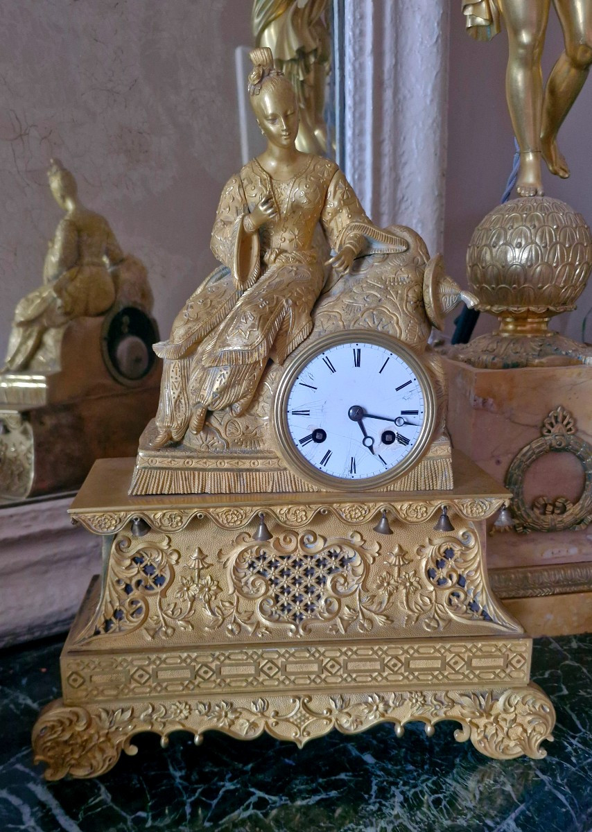 Horloge en bronze, femme chinoise XIX Ème S 