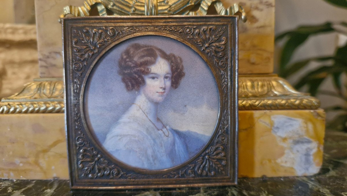 Round Miniature Of A Woman-photo-2