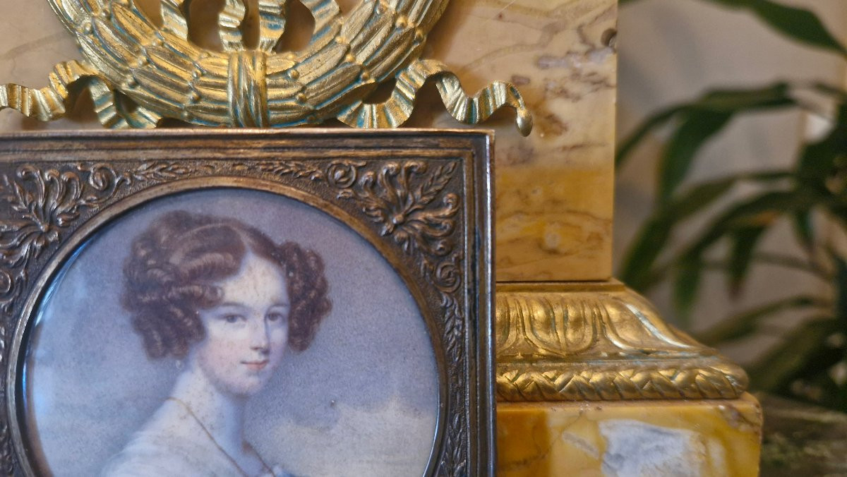 Round Miniature Of A Woman-photo-3