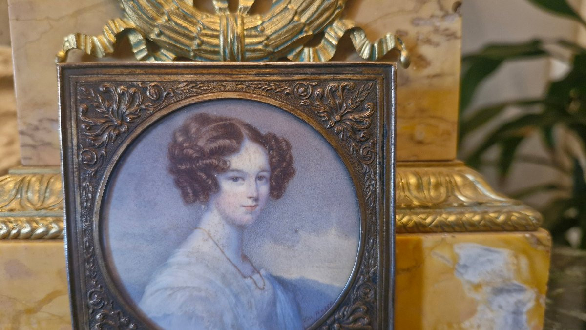Round Miniature Of A Woman-photo-4