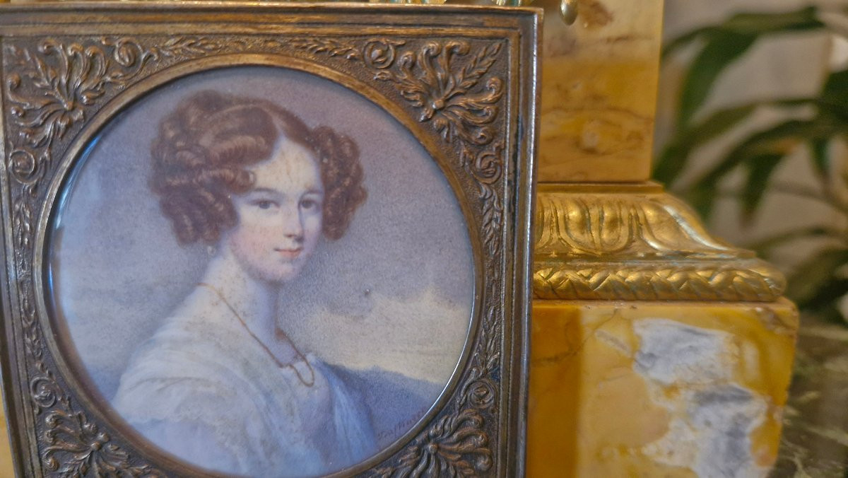 Round Miniature Of A Woman-photo-1