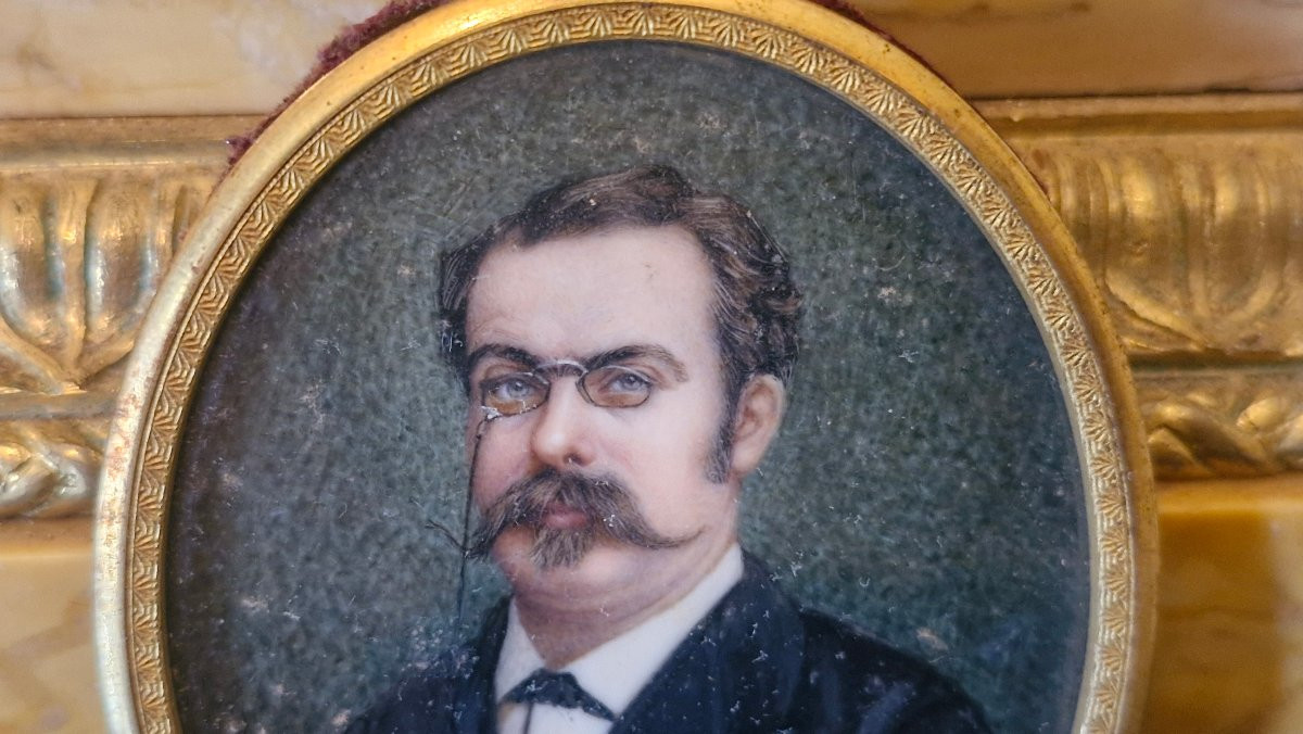 Oval Miniature Of A Man Wearing Eyeglasses-photo-4